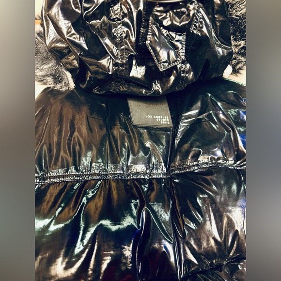 I 🖤 Kendall + Kylie Cropped Shiny Puffer Coat w/ Faux Fur Hood & Buckle Detail - Picture 4 of 4
